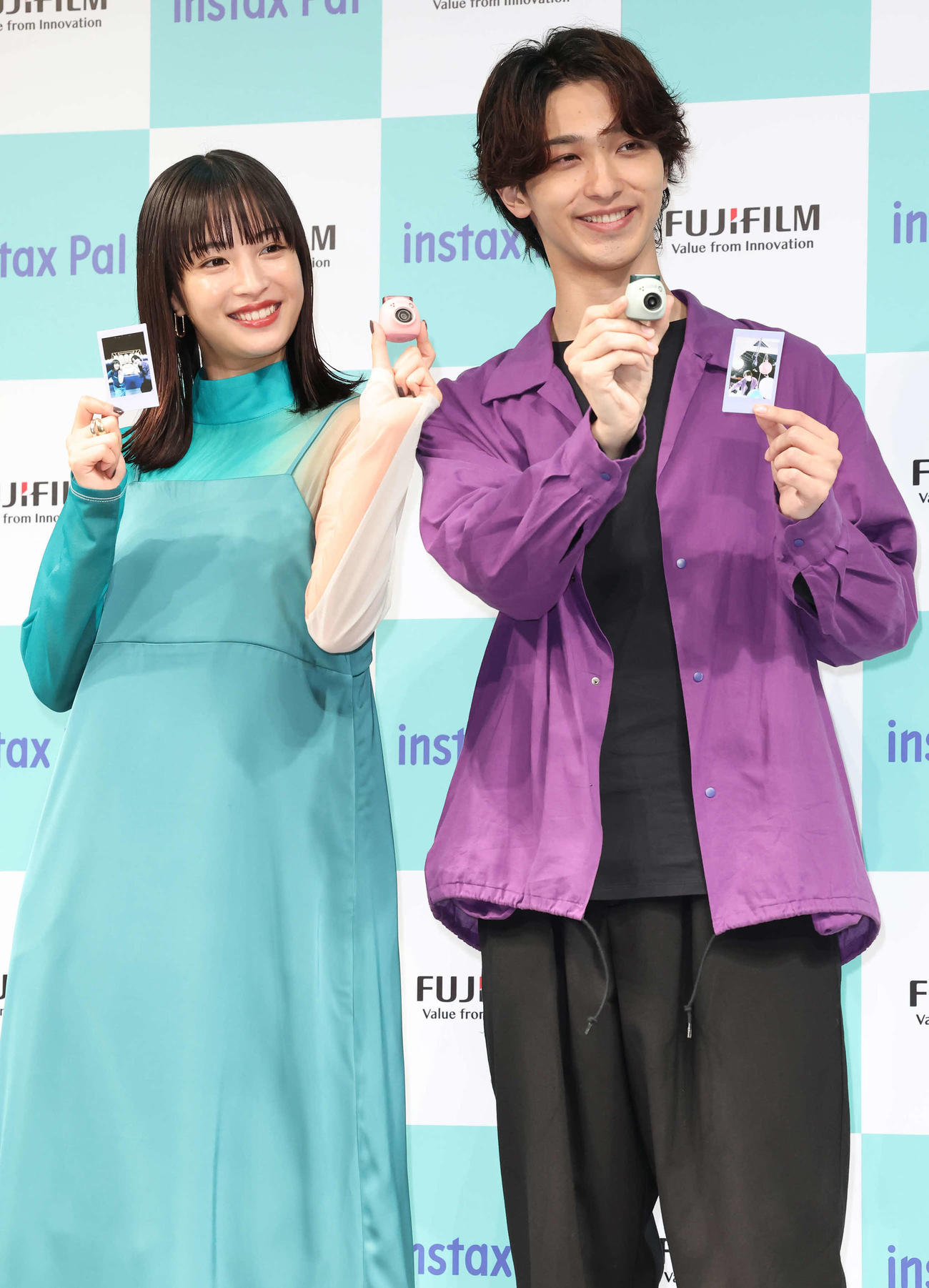 新製品を手に写真に納まる広瀬すずと横浜流星（撮影・丹羽敏通）