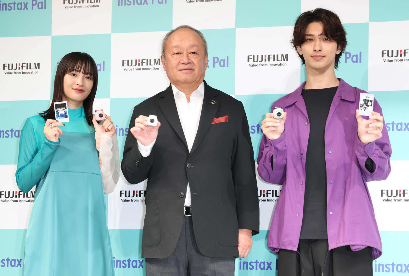 新製品を手に写真に納まる、左から広瀬すず、富士フイルムホールディングス代表取締役社長の後藤禎一氏、横浜流星（撮影・丹羽敏通）