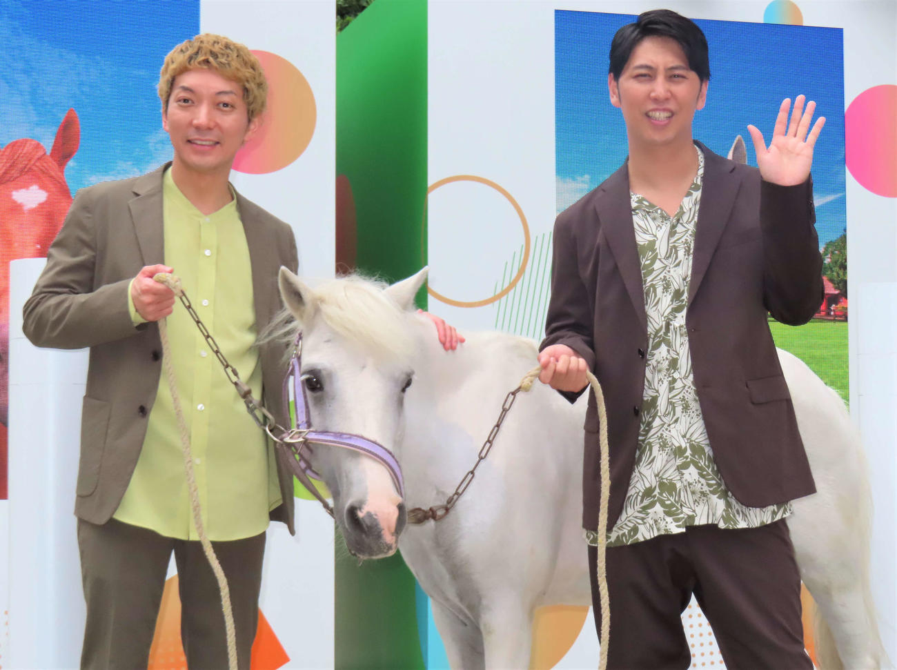 「馬れるMUSEUM－TOGETHER！2023－」PR発表会に登場したニューヨーク。左から、嶋佐和也、屋敷裕政