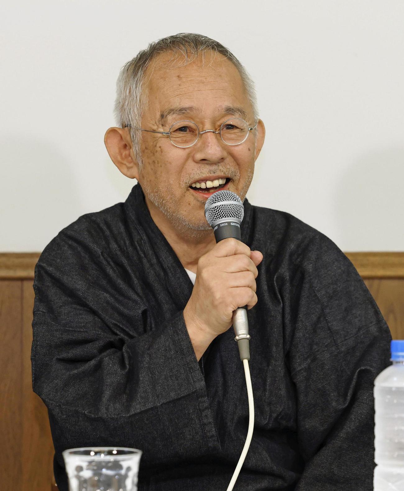 記者会見するスタジオジブリの鈴木敏夫社長（共同）