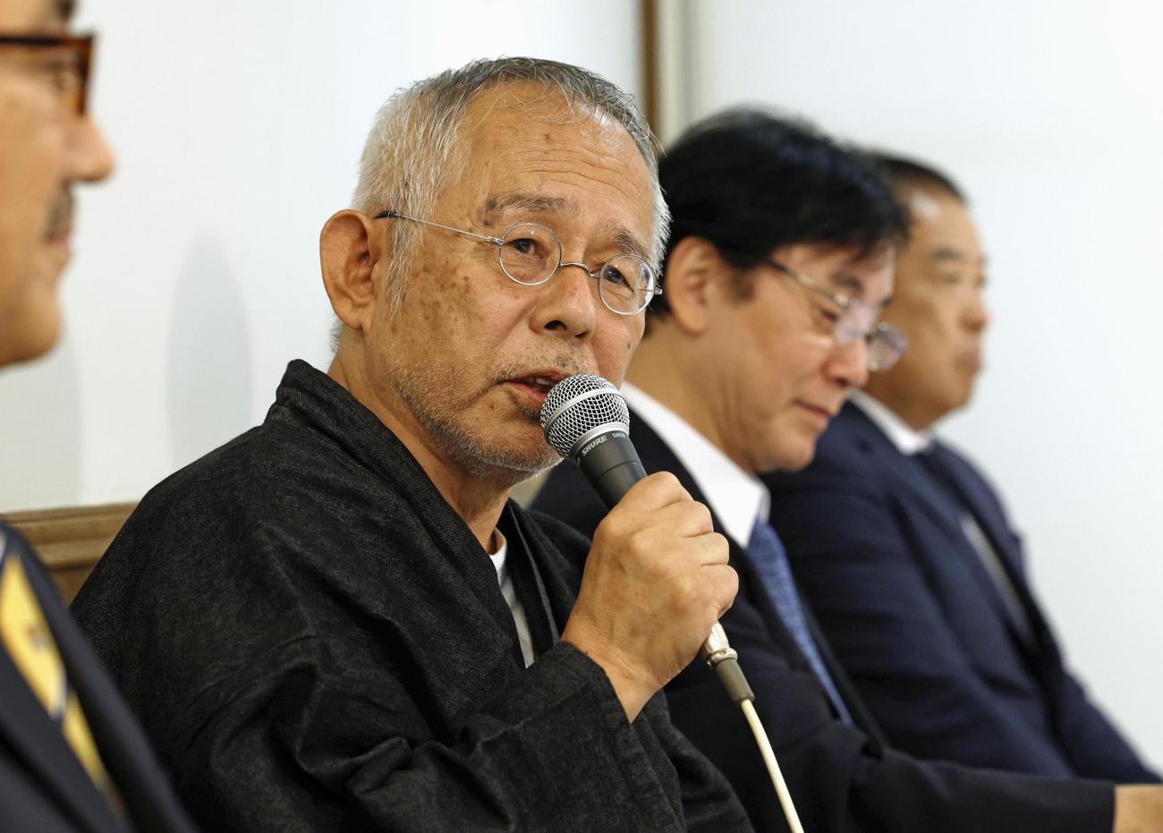 記者会見するスタジオジブリの鈴木敏夫社長（共同）
