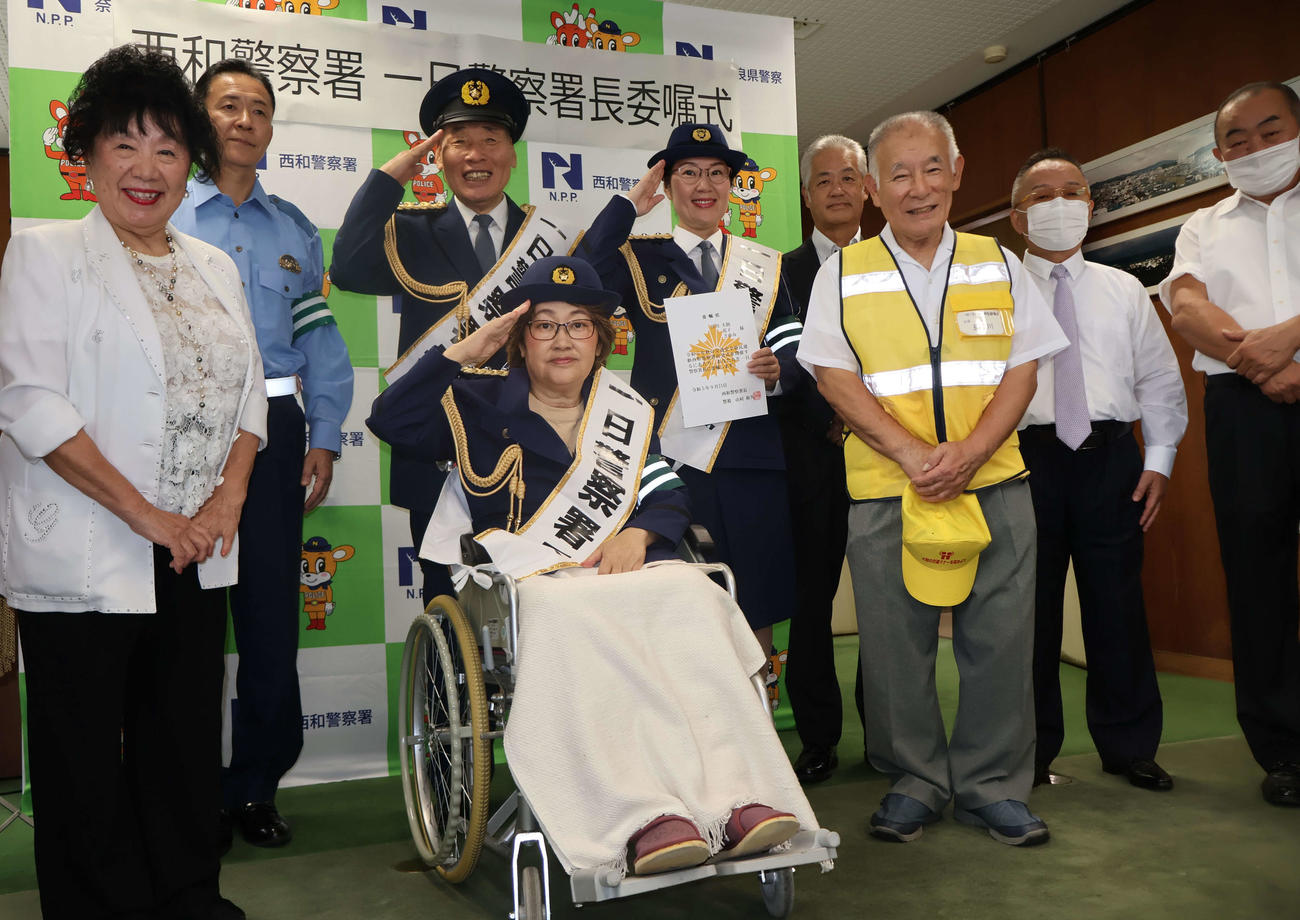 警察関係者と宮川花子（前列中央）夫大助（後方左）長女さゆみ（同右）ら（撮影・村上久美子）