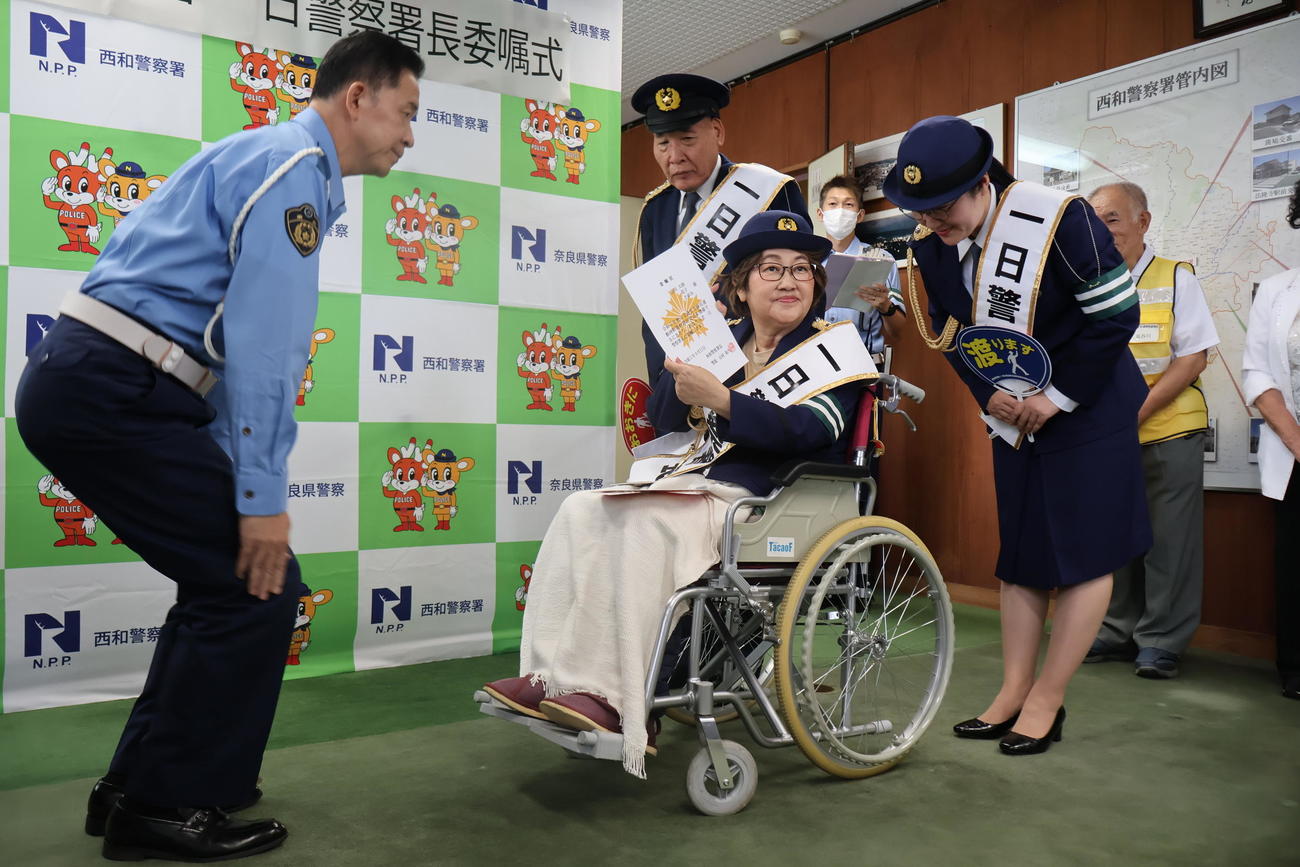 委嘱状を受け取る宮川花子（手前）夫大助（後列左）長女さゆみ（撮影・村上久美子）