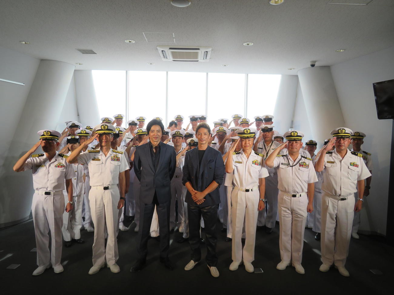 自衛官と記念撮影する大沢たかお（中央左）と玉木宏（同右）（撮影・村上幸将）