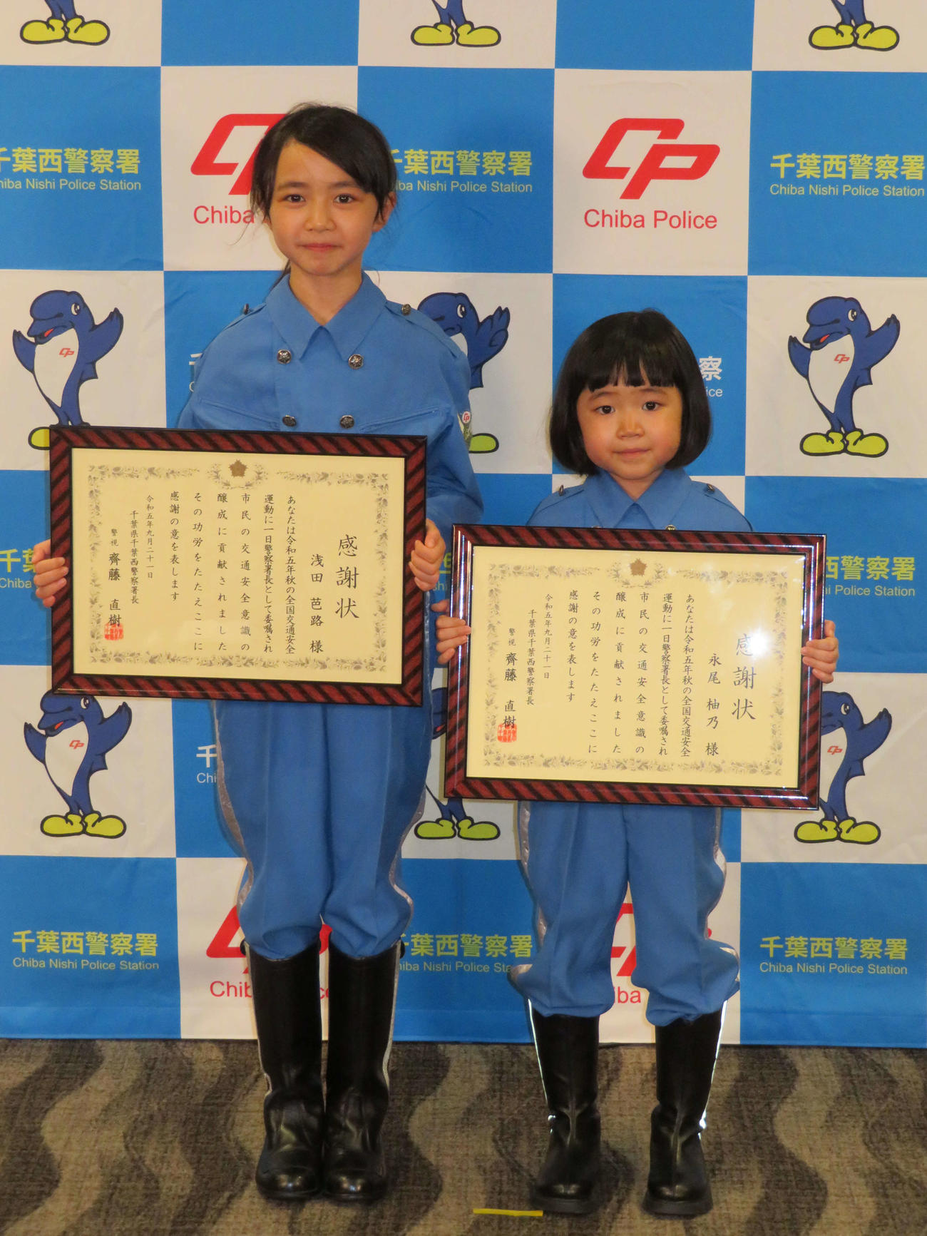 千葉県警千葉西警察署の一日署長に就任した浅田芭路（左）と永尾柚乃（撮影・村上幸将）