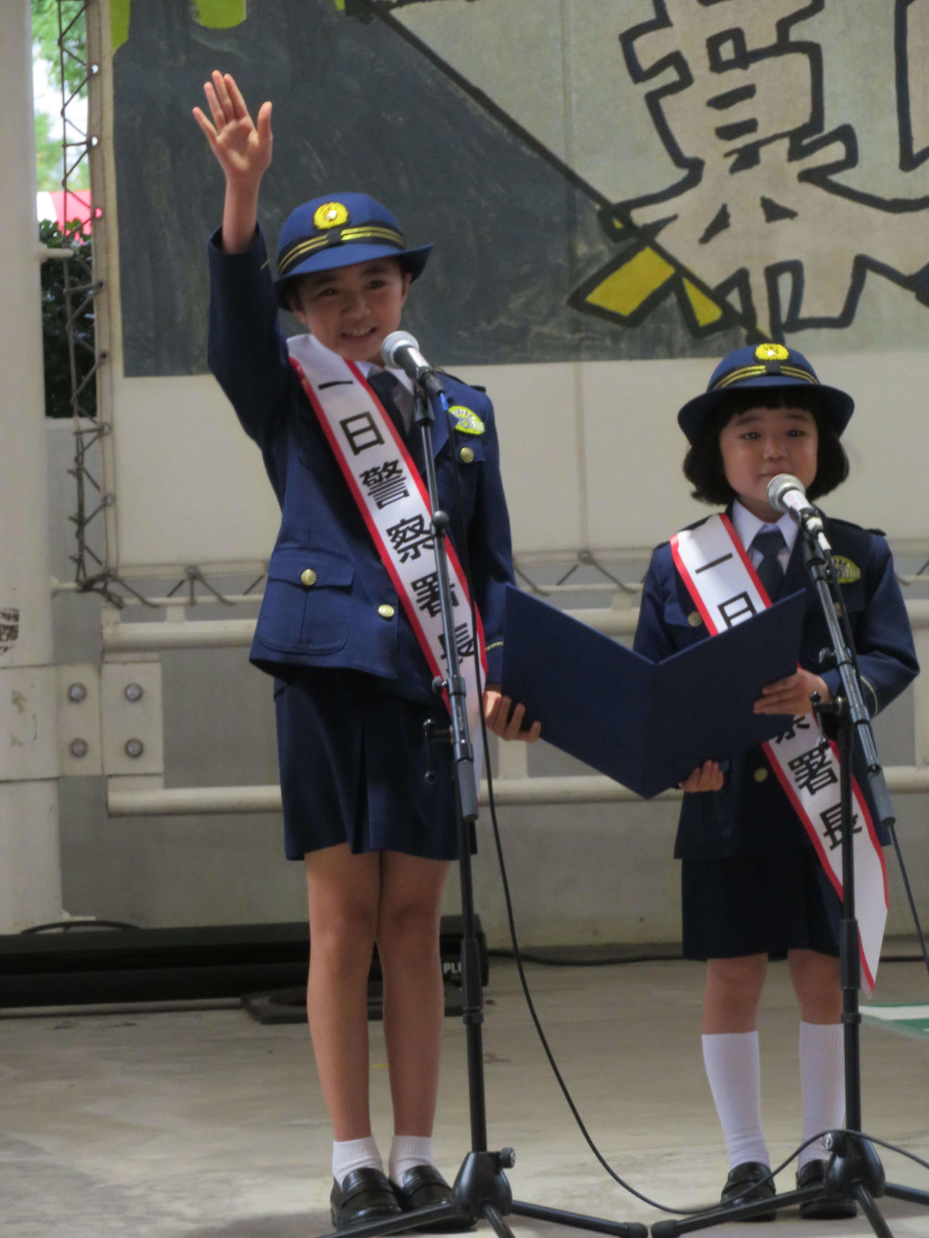 千葉県警千葉西警察署の一日署長に就任した浅田芭路（左）と永尾柚乃（撮影・村上幸将）