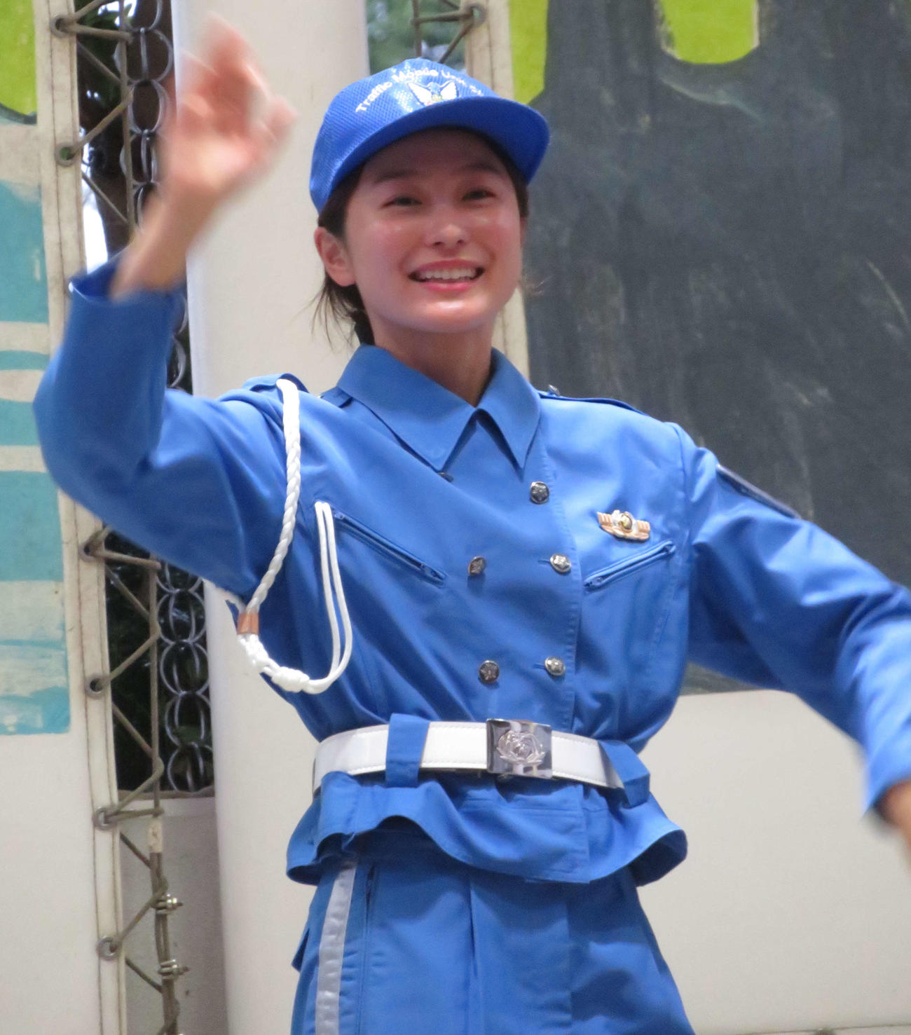 千葉県警千葉西警察署の令和5年秋の全国交通安全運動のイベントで踊る土屋蒼空（撮影・村上幸将）