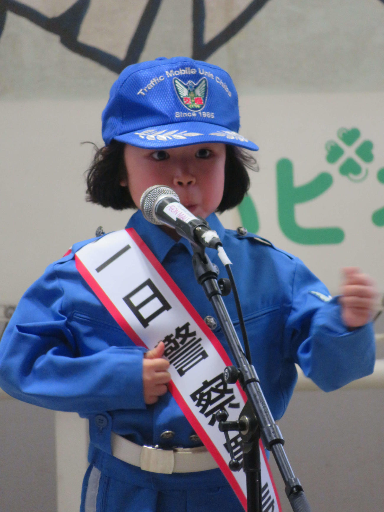 千葉県警千葉西警察署の一日署長に就任し、檀上で、にらめっこの顔をする永尾柚乃（撮影・村上幸将）