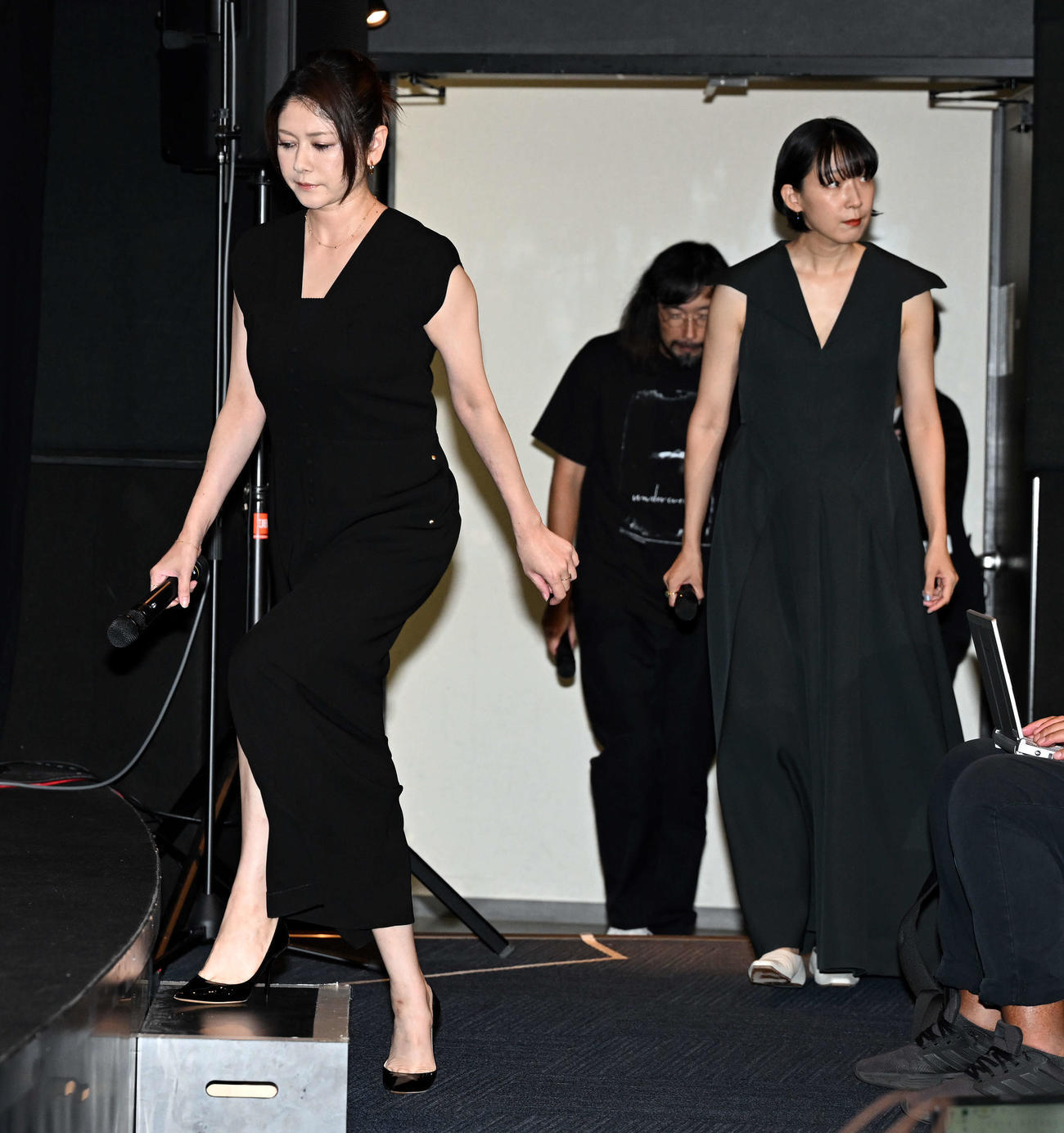 映画「アンダーカレント」完成披露上映会の舞台あいさつに登壇した真木よう子（左）と江口のりこ（撮影・たえ見朱実）