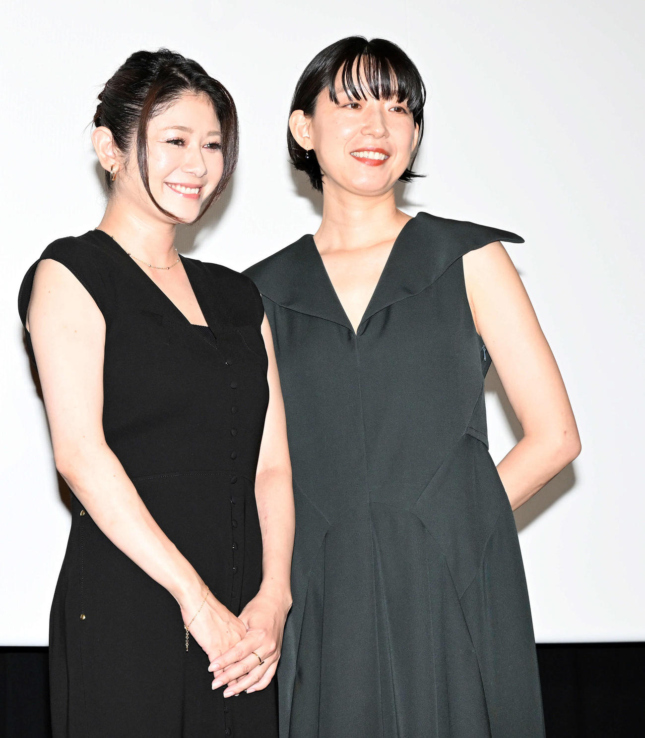 記念撮影に納まる真木よう子（左）と江口のりこ（撮影・たえ見朱実）