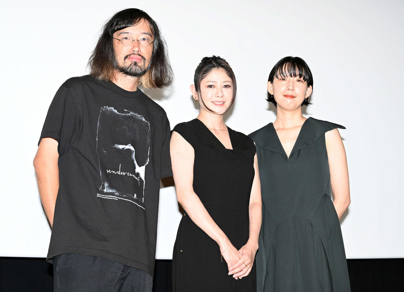 映画「アンダーカレント」完成披露上映会で記念撮影に納まる今泉力哉監督（左）、真木よう子（中央）、江口のりこ（撮影・たえ見朱実）
