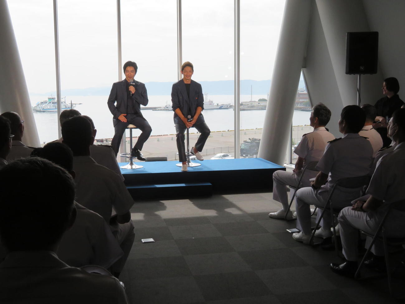 映画「沈黙の艦隊」の撮影を行った広島県呉市の海上自衛隊呉史料館「てつのくじら館」を訪問し、自衛官50人と懇談する大沢たかお（左）と玉木宏（撮影・村上幸将）