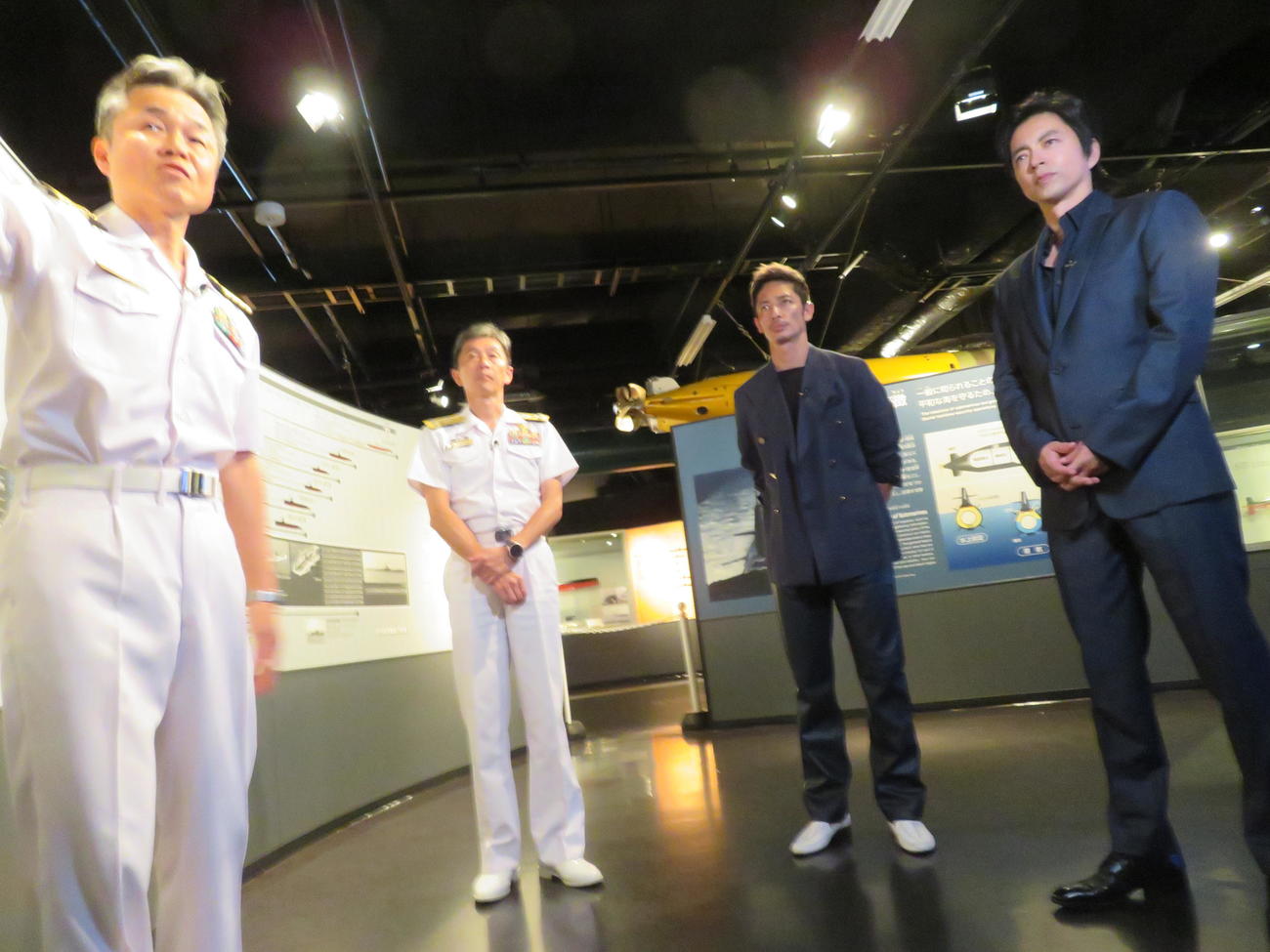 映画「沈黙の艦隊」の撮影を行った広島県呉市の海上自衛隊呉史料館「てつのくじら館」を訪問し、説明を受ける、左3人目から玉木宏と大沢たかお（撮影・村上幸将）