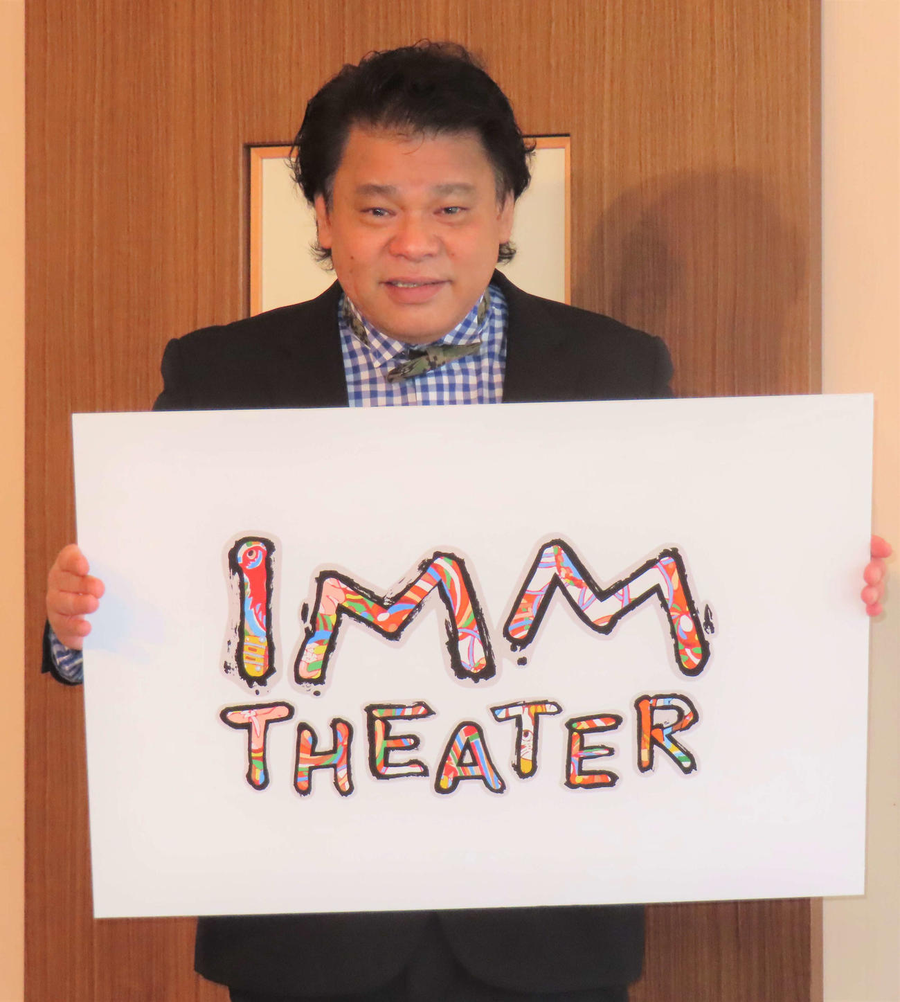 新劇場「IMM THEATER」のロゴを見せるジミー大西