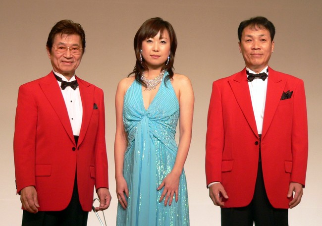 45周年祝賀会を行ったロス・インディオスの、左から棚橋静雄さん、アリシア、三崎一平（2007年4月撮影）