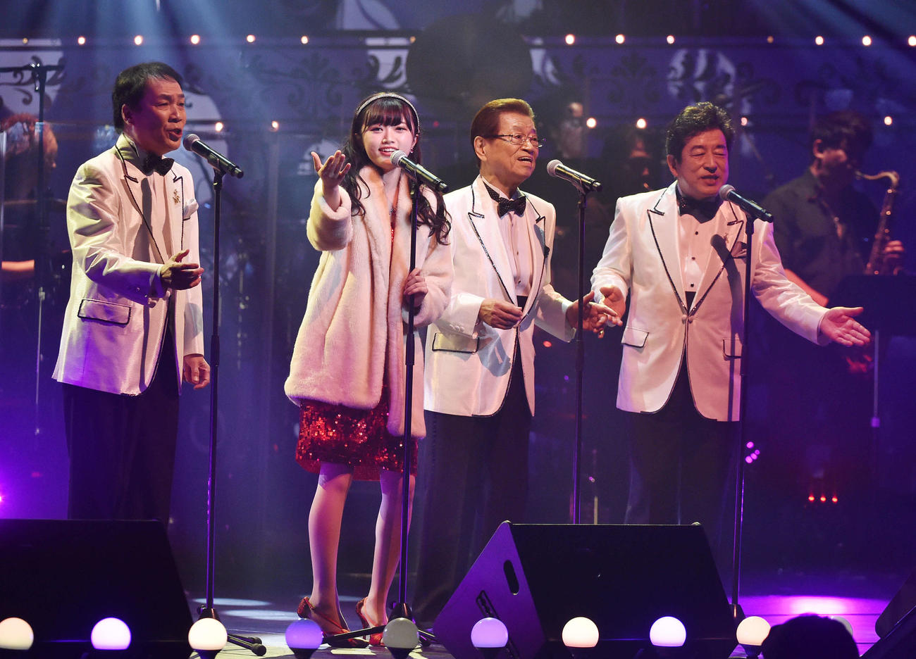 ロス・インディオスとNGT48中井りか（左から2人目）はコラボ曲「抱いてやっちゃ桜木町」を披露（2017年12月撮影）