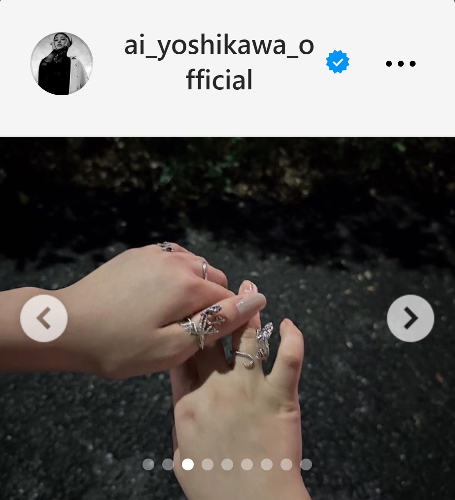 トカゲ型のリングをはめた写真（吉川愛のインスタグラムから）