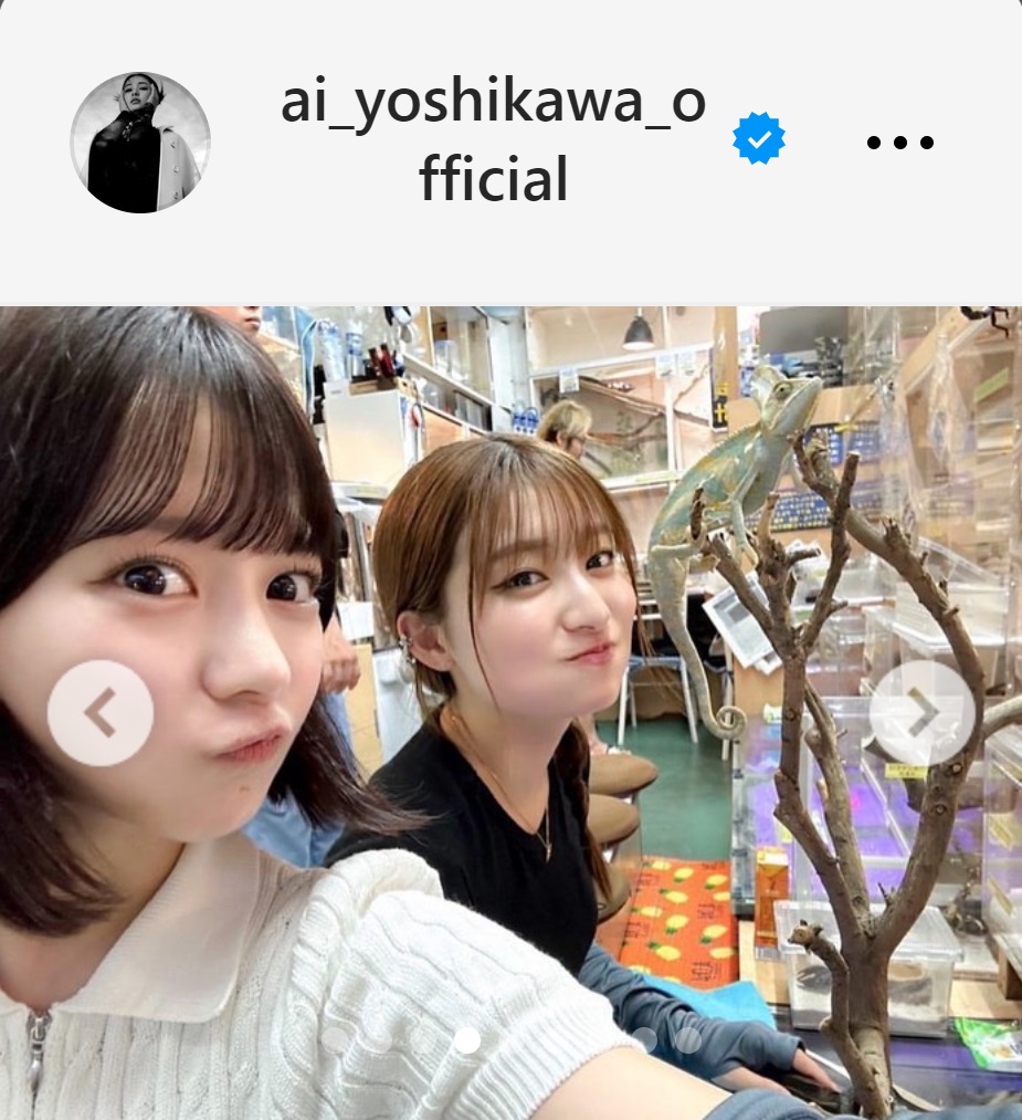 カメレオンと記念撮影する齊藤なぎさと吉川愛（右）（吉川愛のインスタグラムから）
