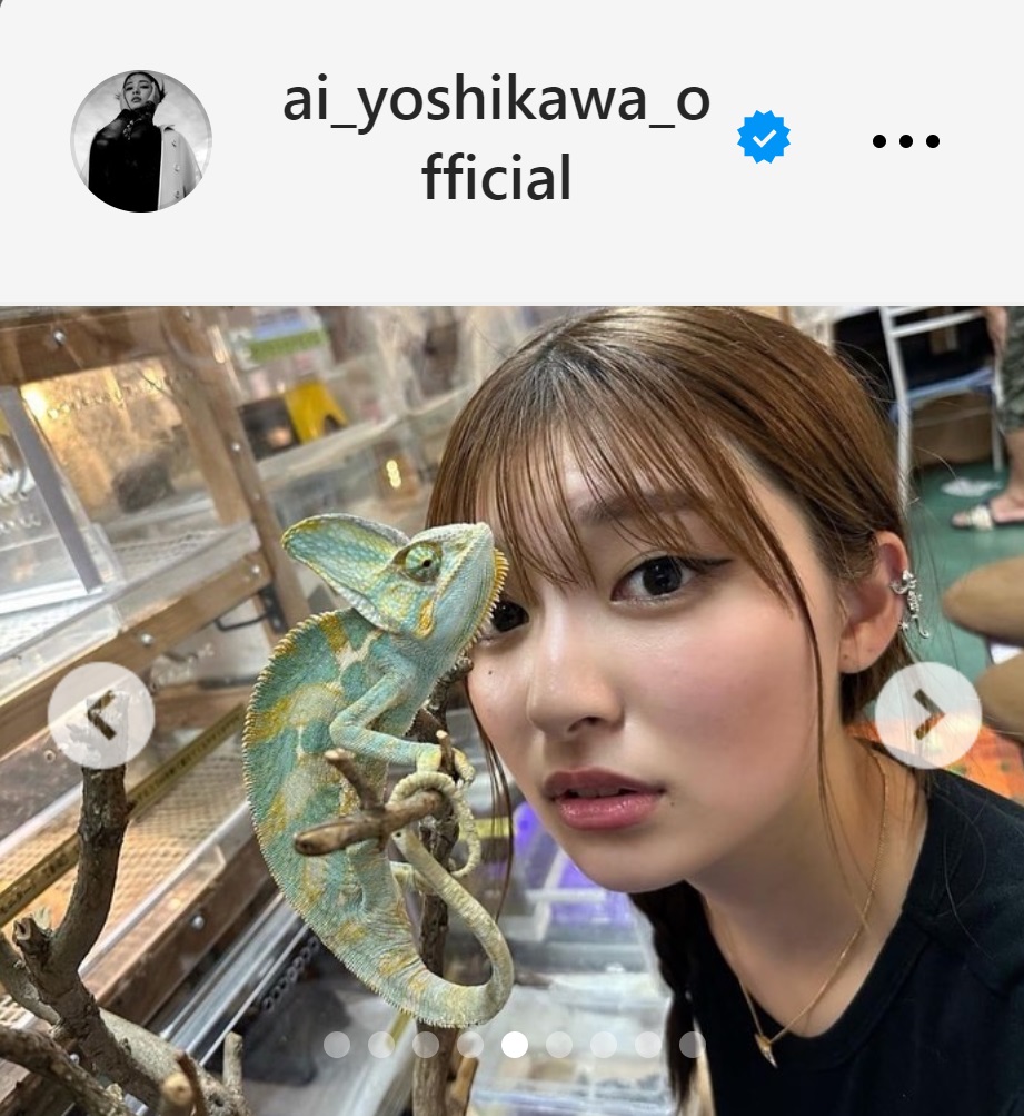 カメレオンと記念撮影する吉川愛（吉川愛のインスタグラムから）