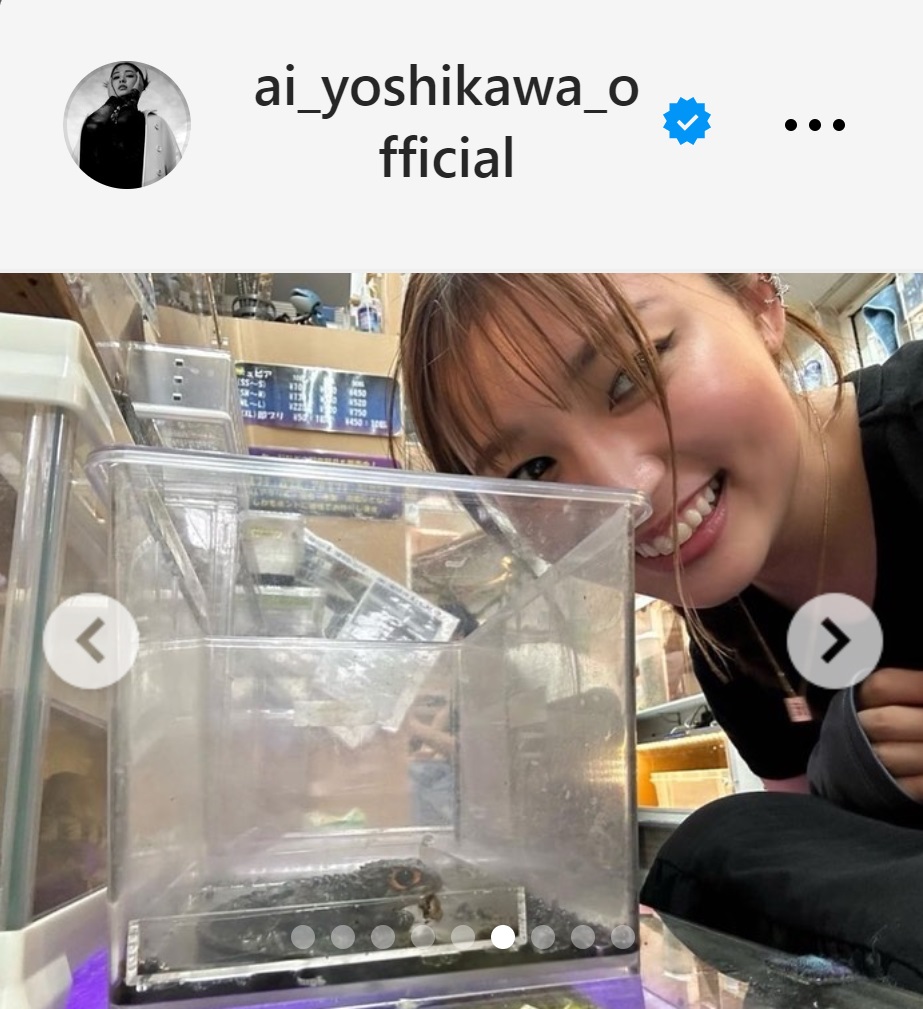 トカゲと記念撮影する吉川愛（吉川愛のインスタグラムから）