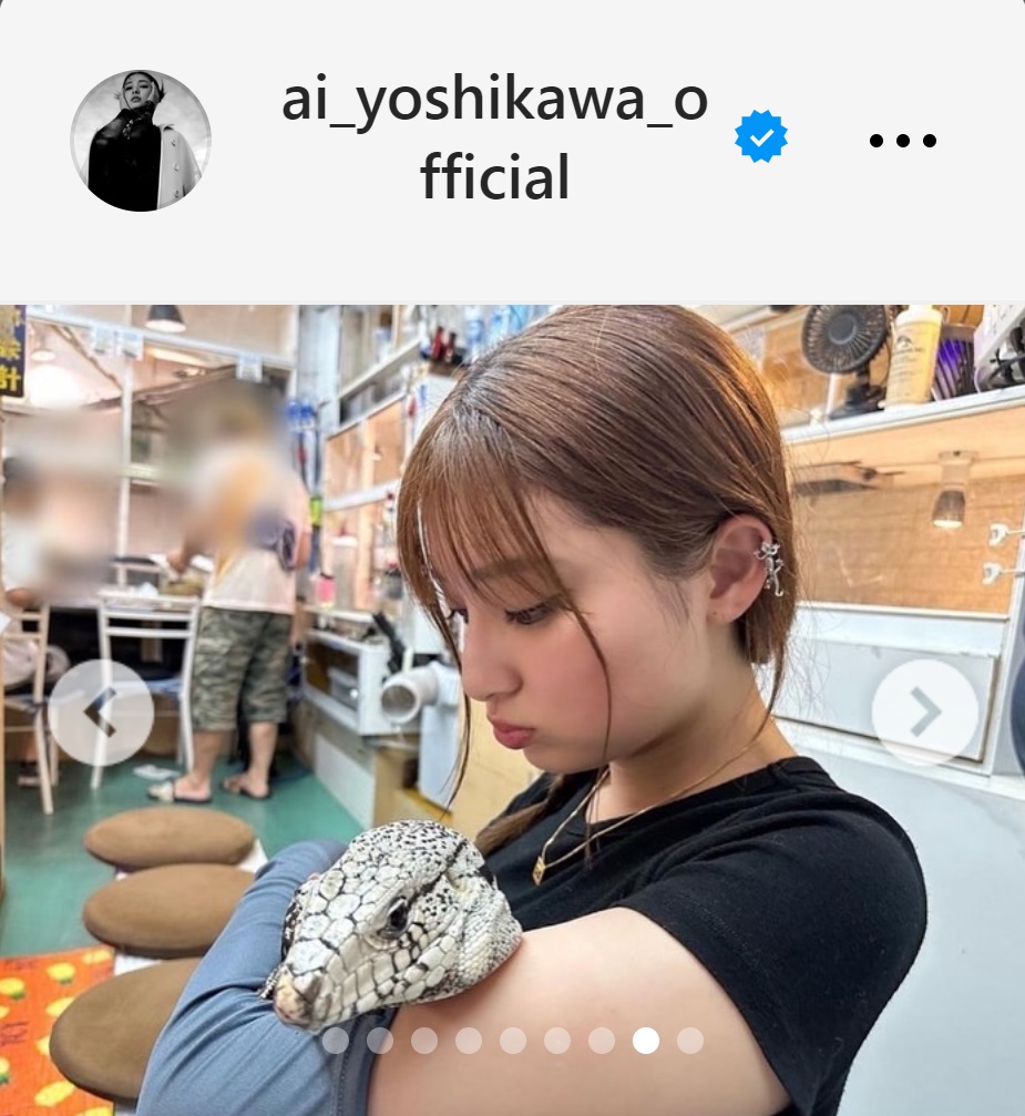 トカゲを抱く吉川愛（吉川愛のインスタグラムから）