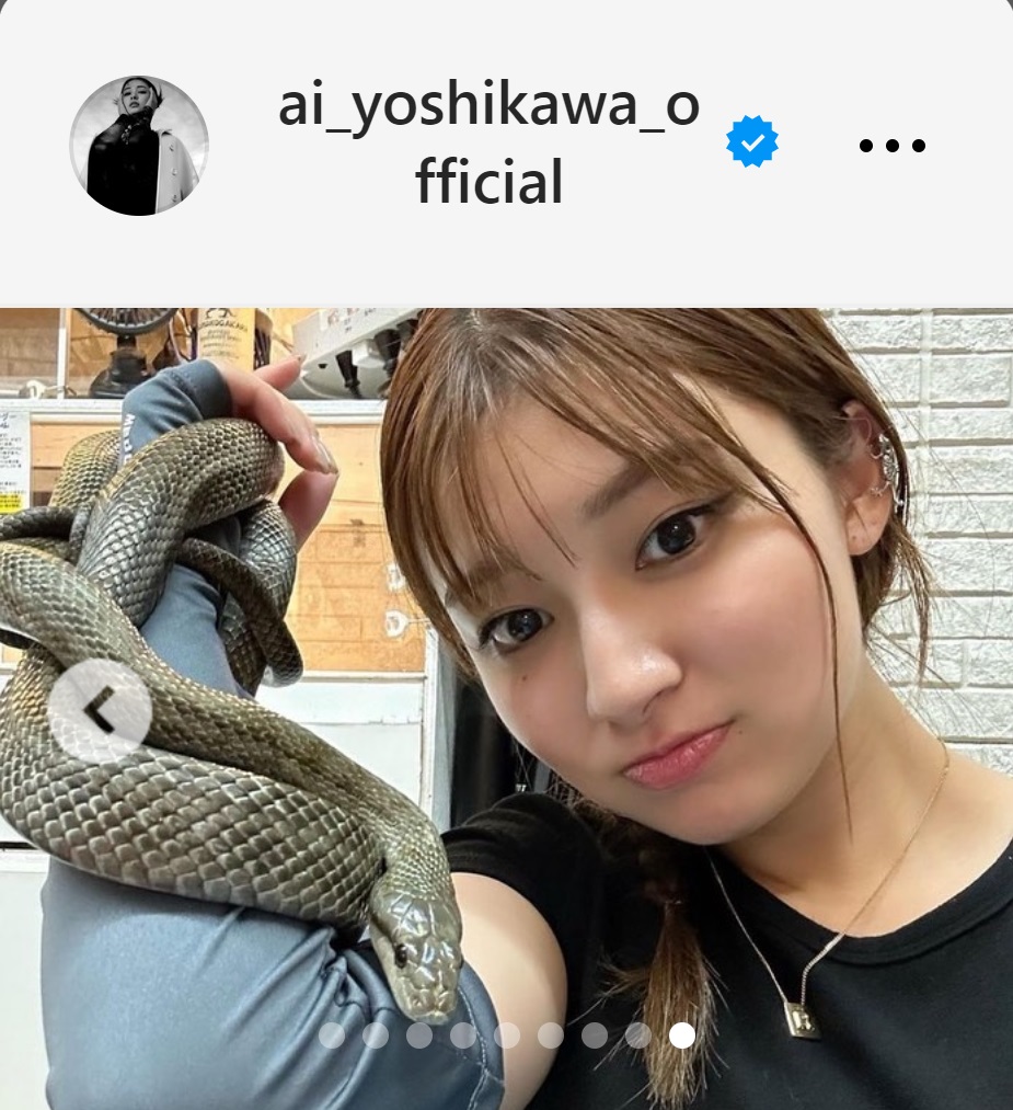 蛇を腕にからませる吉川愛（吉川愛のインスタグラムから