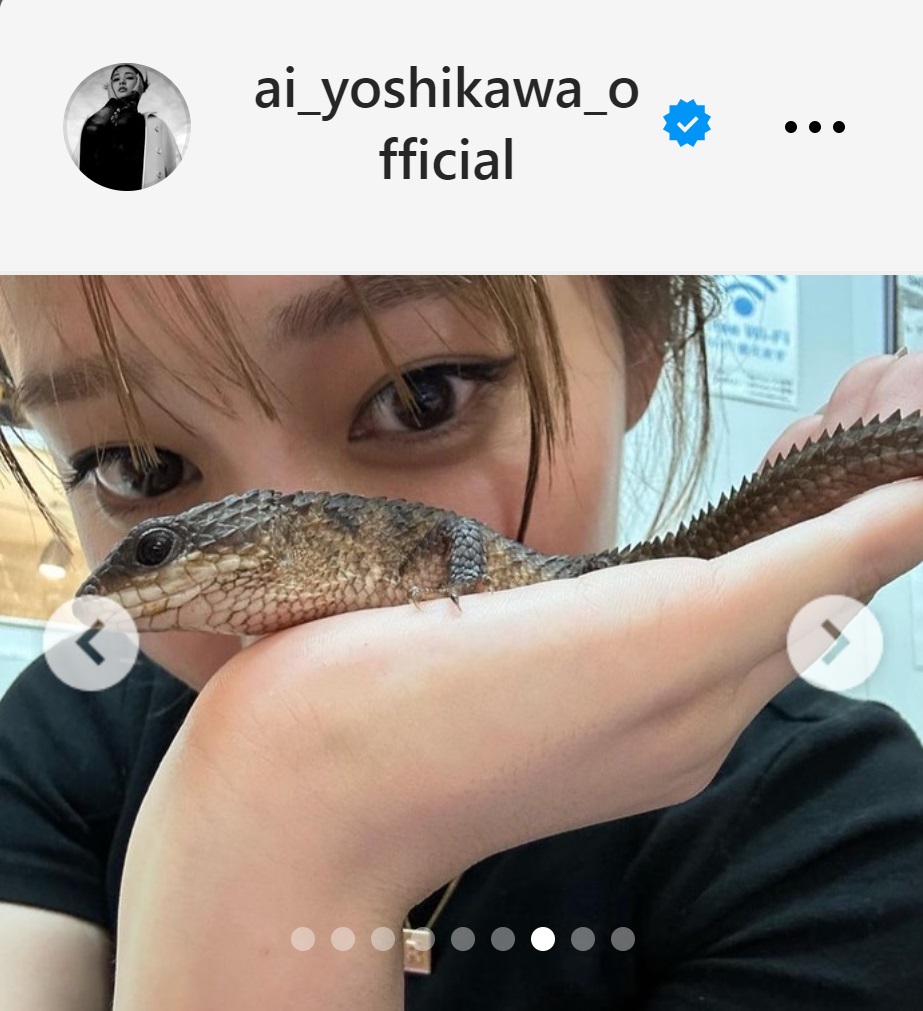 トカゲを手のひらにのせる吉川愛（吉川愛のインスタグラムから）