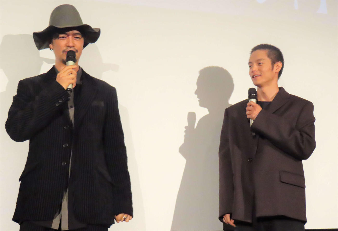 映画「スイート・マイホーム」の公開御礼イベントに登壇した斎藤工（左）と窪田正孝