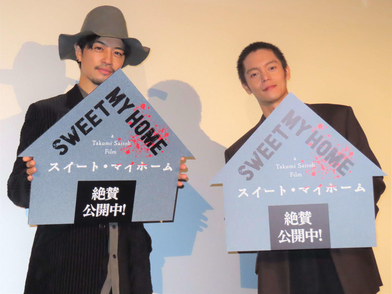 映画「スイート・マイホーム」の公開御礼イベントに登壇した斎藤工（左）と窪田正孝