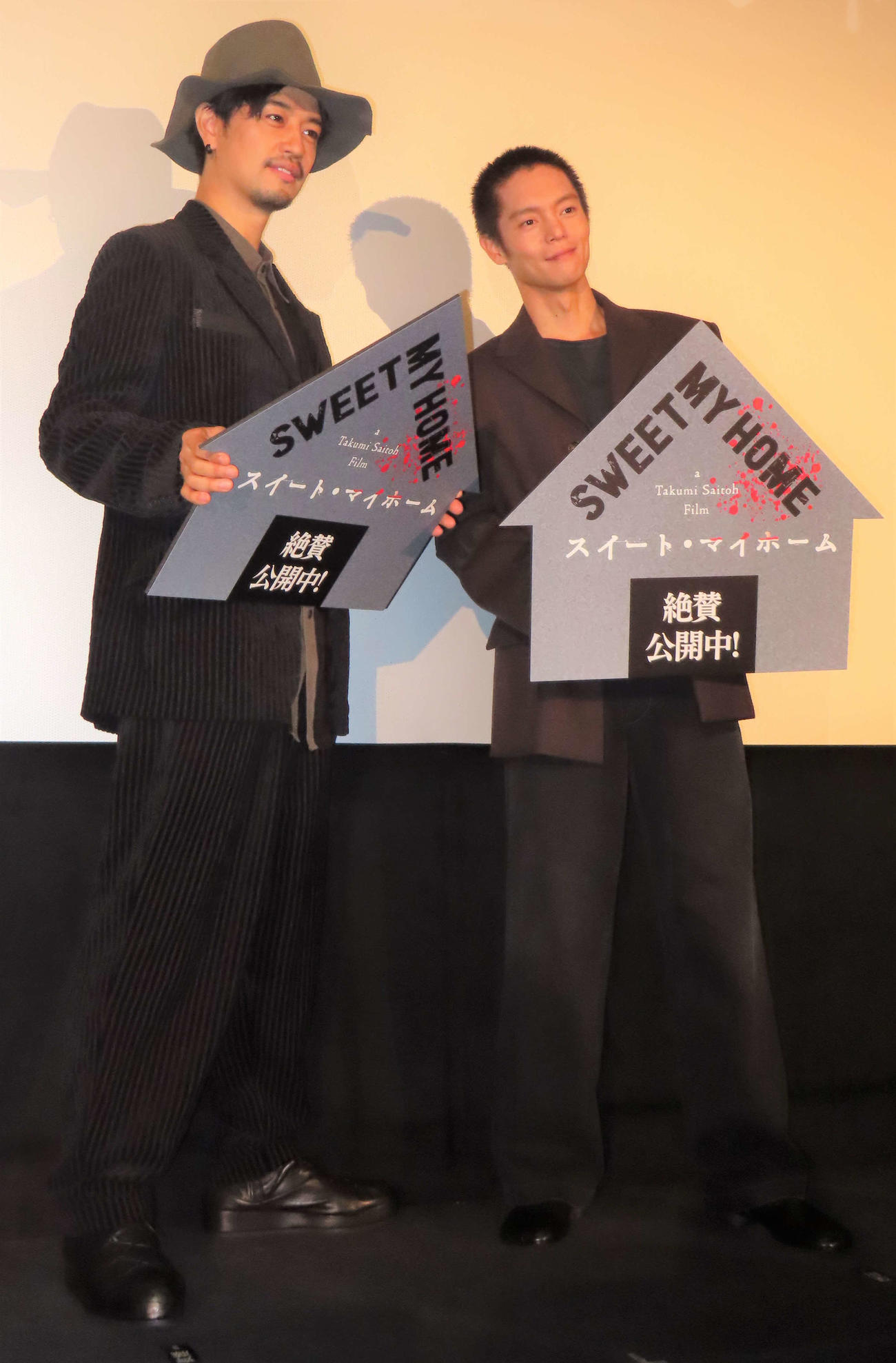 映画「スイート・マイホーム」の公開御礼イベントに登壇した斎藤工（左）と窪田正孝