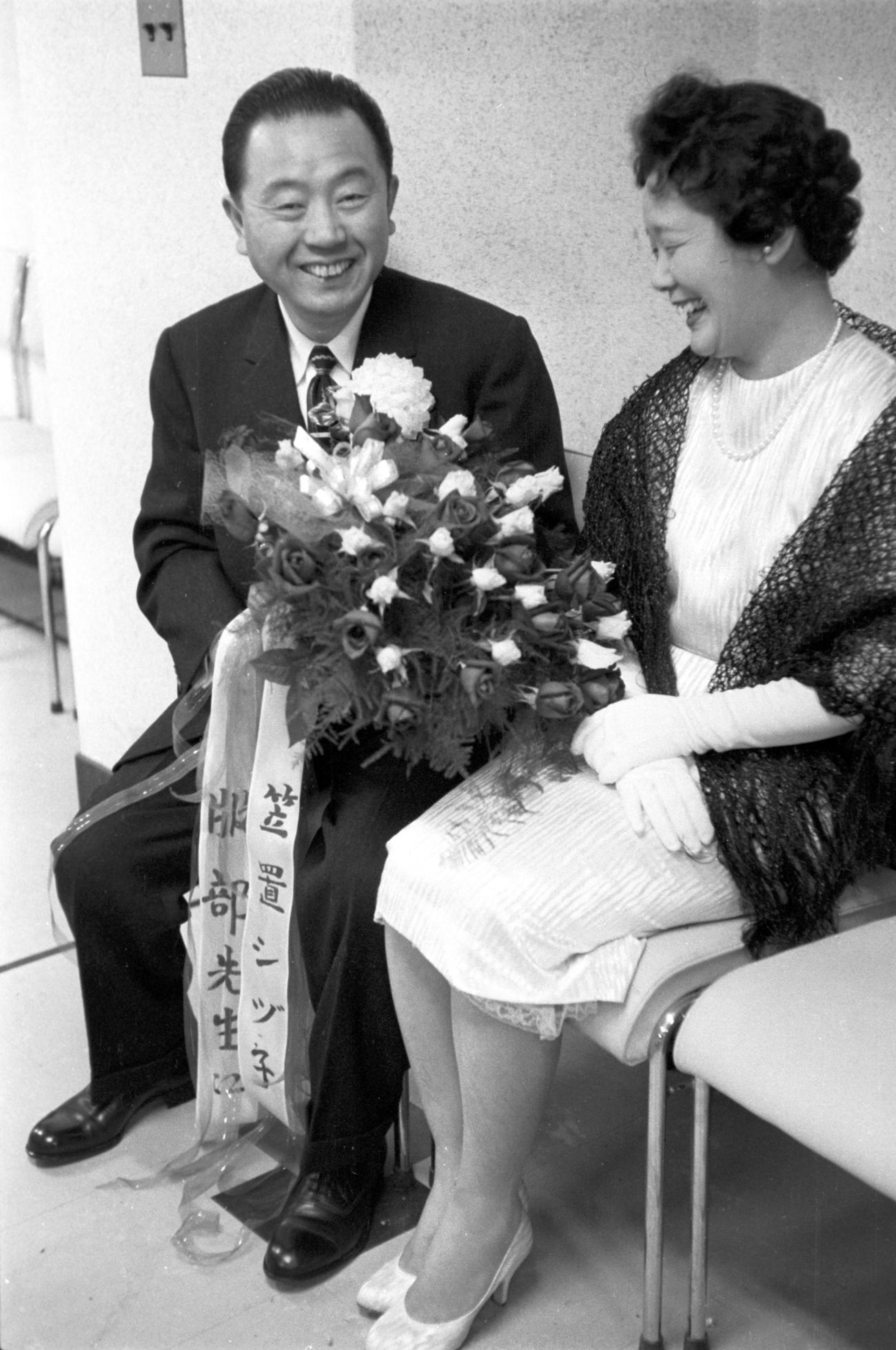 58年12月、長年コンビを組んできた笠置シヅ子（右）と作曲家の服部良一