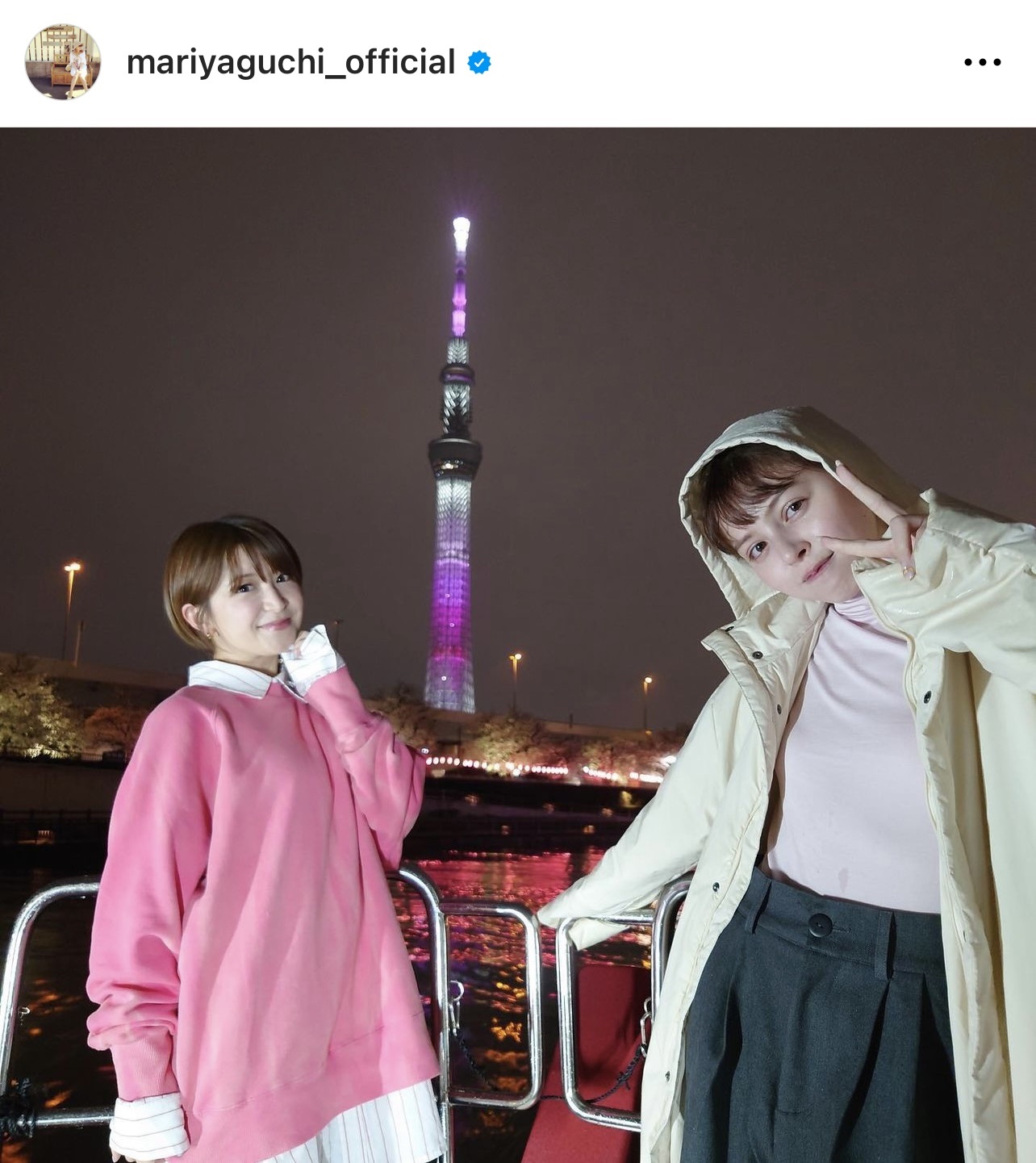 スカイツリーをバックに、屋形船で記念撮影する矢口真里（矢口真里のインスタグラムから）