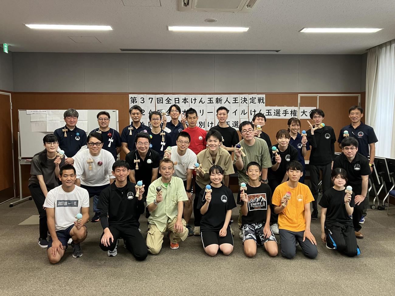 「第37回全日本けん玉新人王決定戦」の「社会人の部」で優勝した三山ひろし（中列左から2人目）