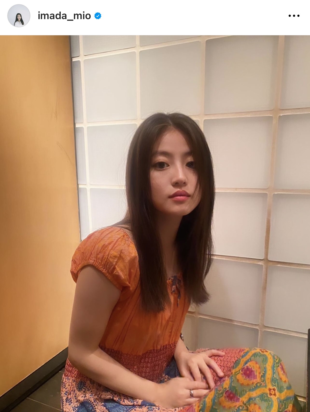 屋内で時間を持て余しているかのようなカットを披露した今田美桜（今田美桜のインスタグラムから）