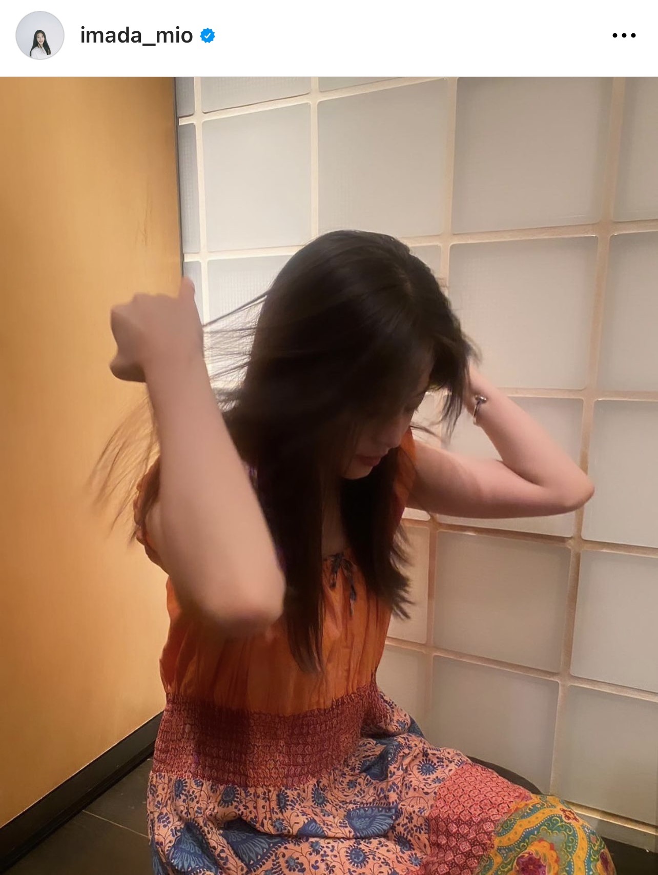 髪をかき上げる今田美桜（今田美桜のインスタグラムから）