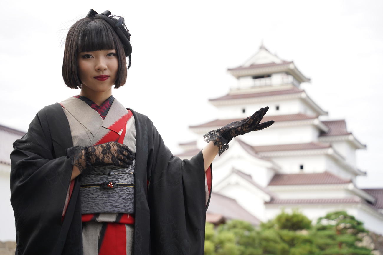 「会津まつり」に出演し、鶴ヶ城の前で歌唱した梅谷心愛（撮影・佐藤勝亮）