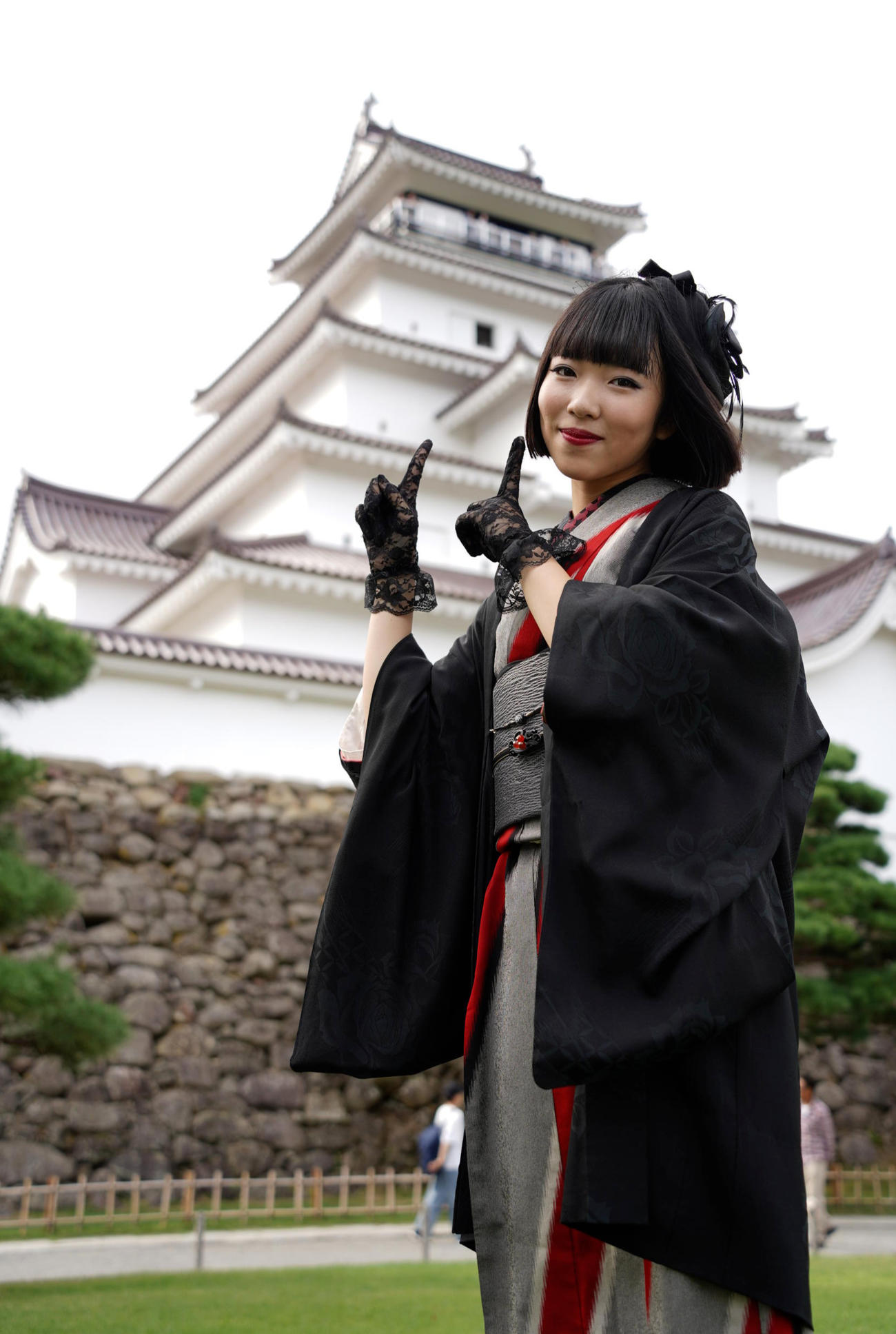 「会津まつり」に出演し、鶴ヶ城の前で歌唱した梅谷心愛（撮影・佐藤勝亮）