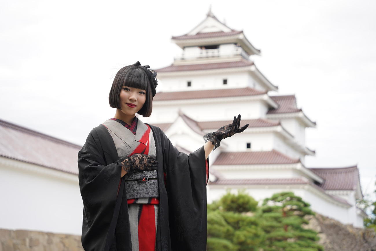 「会津まつり」に出演し、鶴ヶ城の前で歌唱した梅谷心愛（撮影・佐藤勝亮）