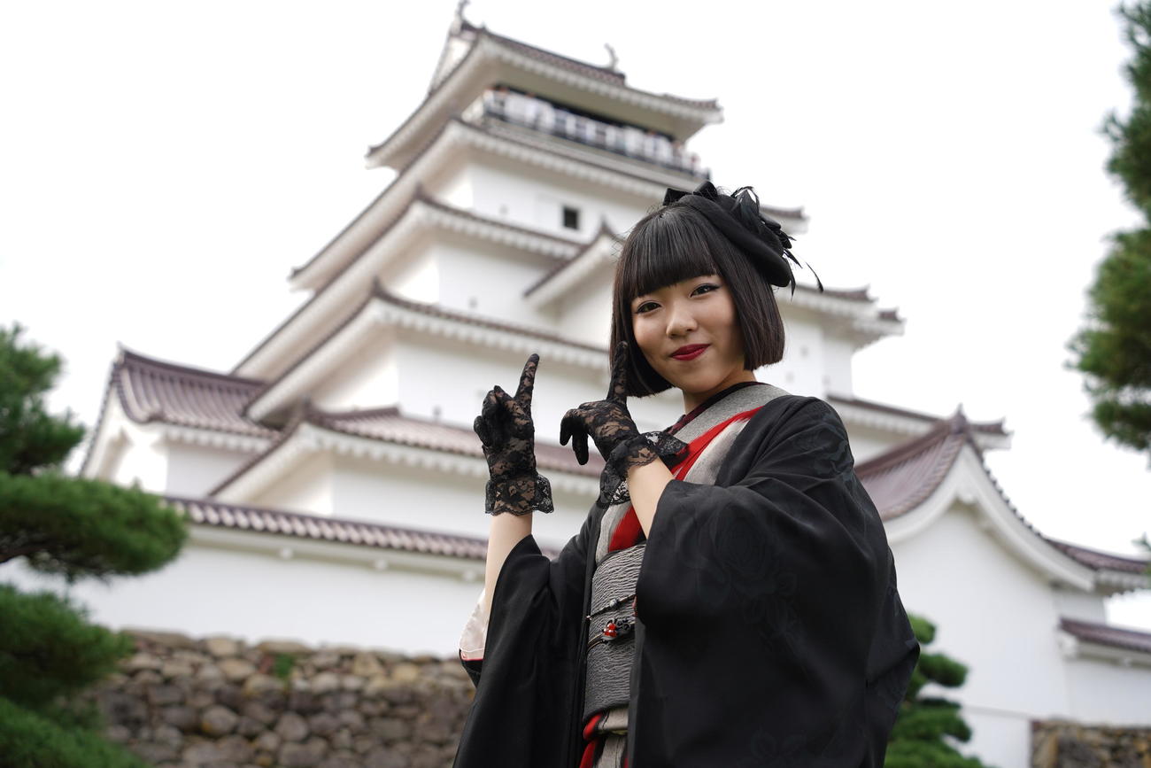 「会津まつり」に出演し、鶴ヶ城の前で歌唱した梅谷心愛（撮影・佐藤勝亮）