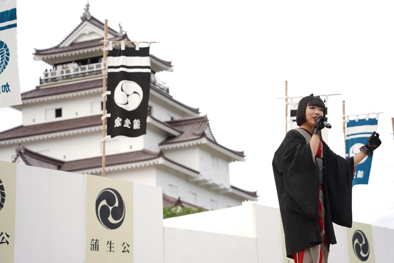 「会津まつり」に出演し、鶴ヶ城の前で歌唱した梅谷心愛（撮影・佐藤勝亮）