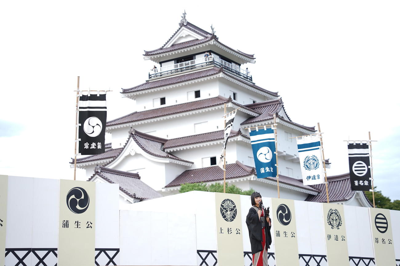 「会津まつり」に出演し、鶴ヶ城の前で歌唱する梅谷心愛（撮影・佐藤勝亮）