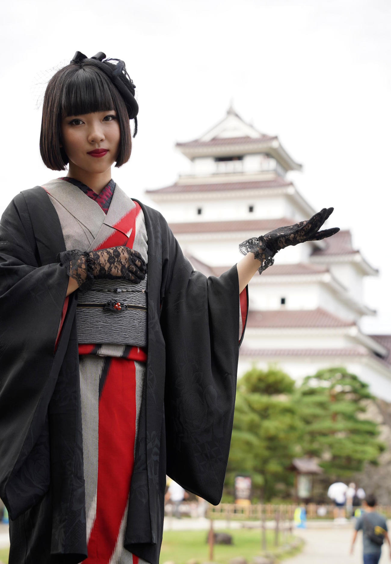 「会津まつり」に出演し、鶴ヶ城の前で歌唱した梅谷心愛（撮影・佐藤勝亮）