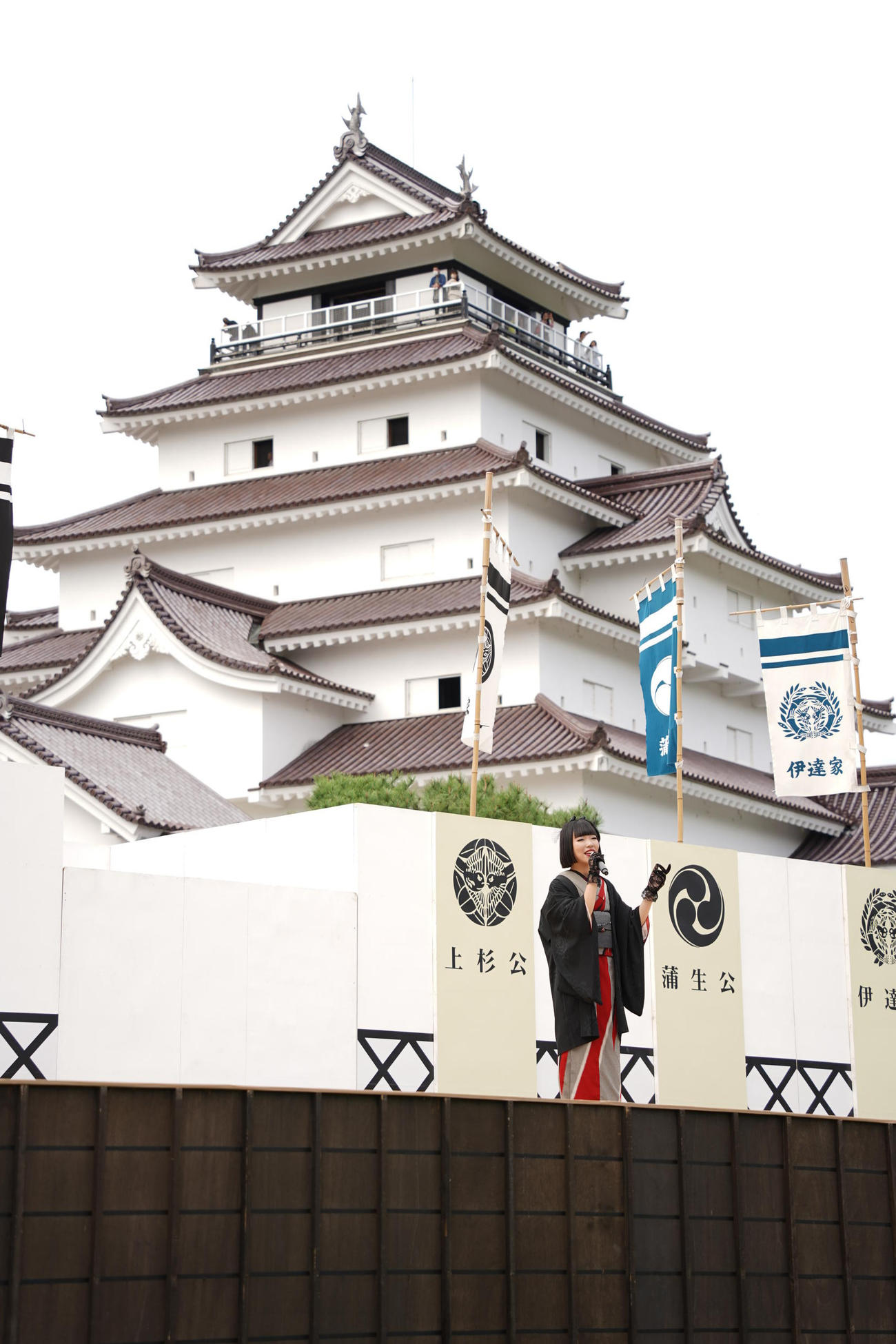 「会津まつり」に出演し、鶴ヶ城の前で歌唱した梅谷心愛（撮影・佐藤勝亮）