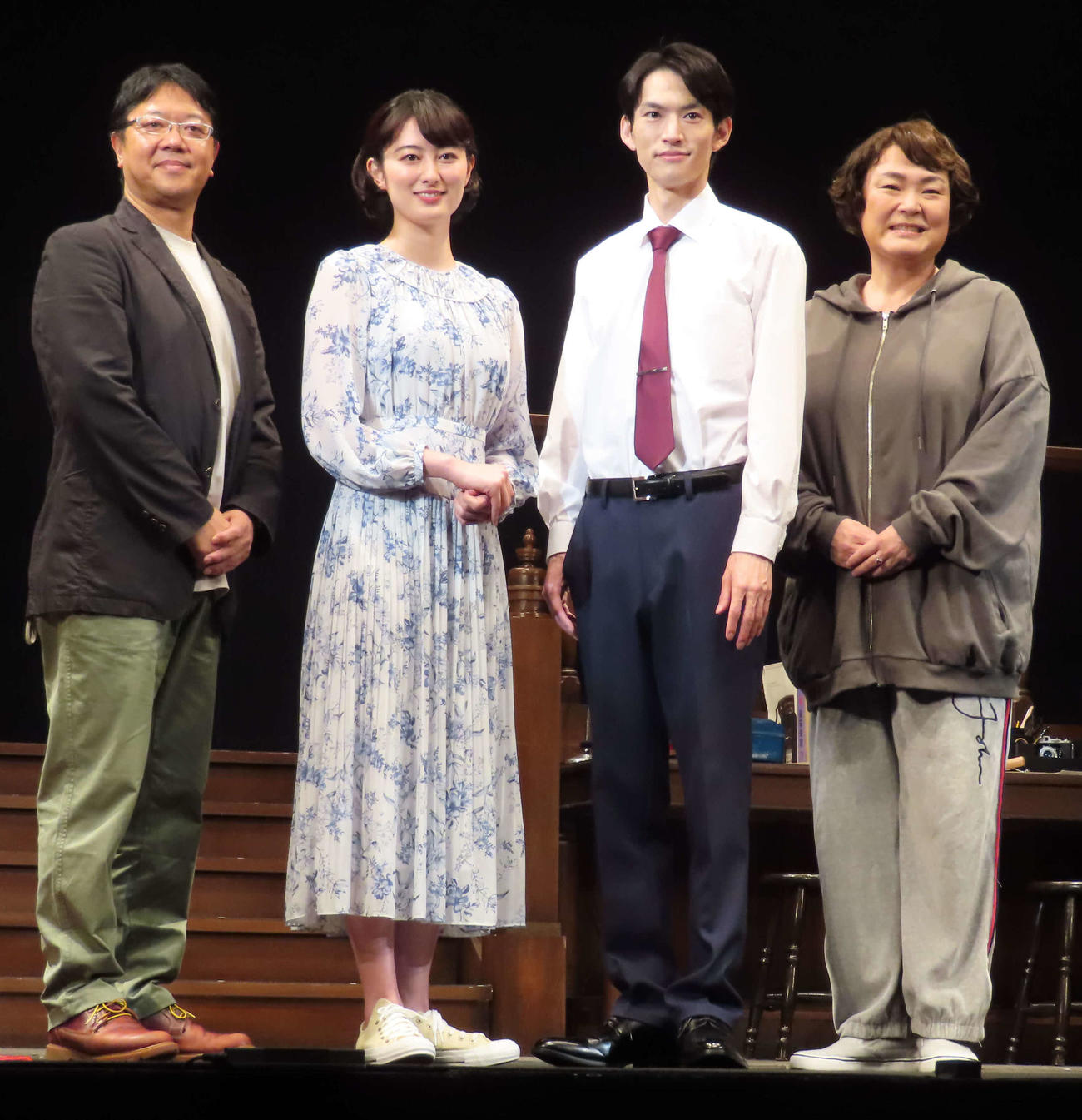 舞台「燕のいる駅－ツバメノイルエキ－」の、左から作、演出の土田英生氏、高月彩良、和田雅成、久保田磨希