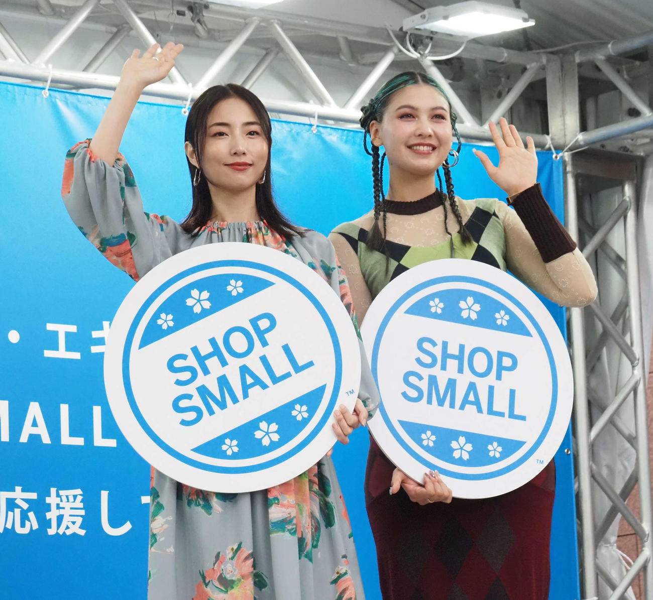授賞式に出席したMEGUMI（左）と長谷川ミラ（撮影・遠藤尚子）