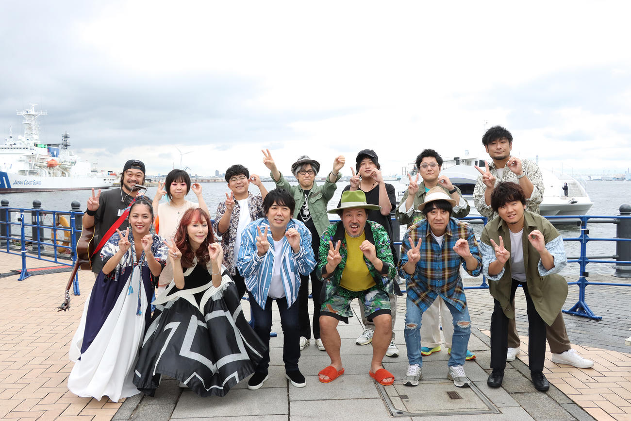 「Augusta Camp 2023」に参加した出演メンバー。前列左から元ちとせ、杏子、スキマスイッチ大橋卓弥、常田真太郎、山崎まさよし、秦基博。後列左から竹原ピストル、あらきゆうこ、さかいゆう、岡本定義、長澤知之、松室政哉、浜端ヨウヘイ