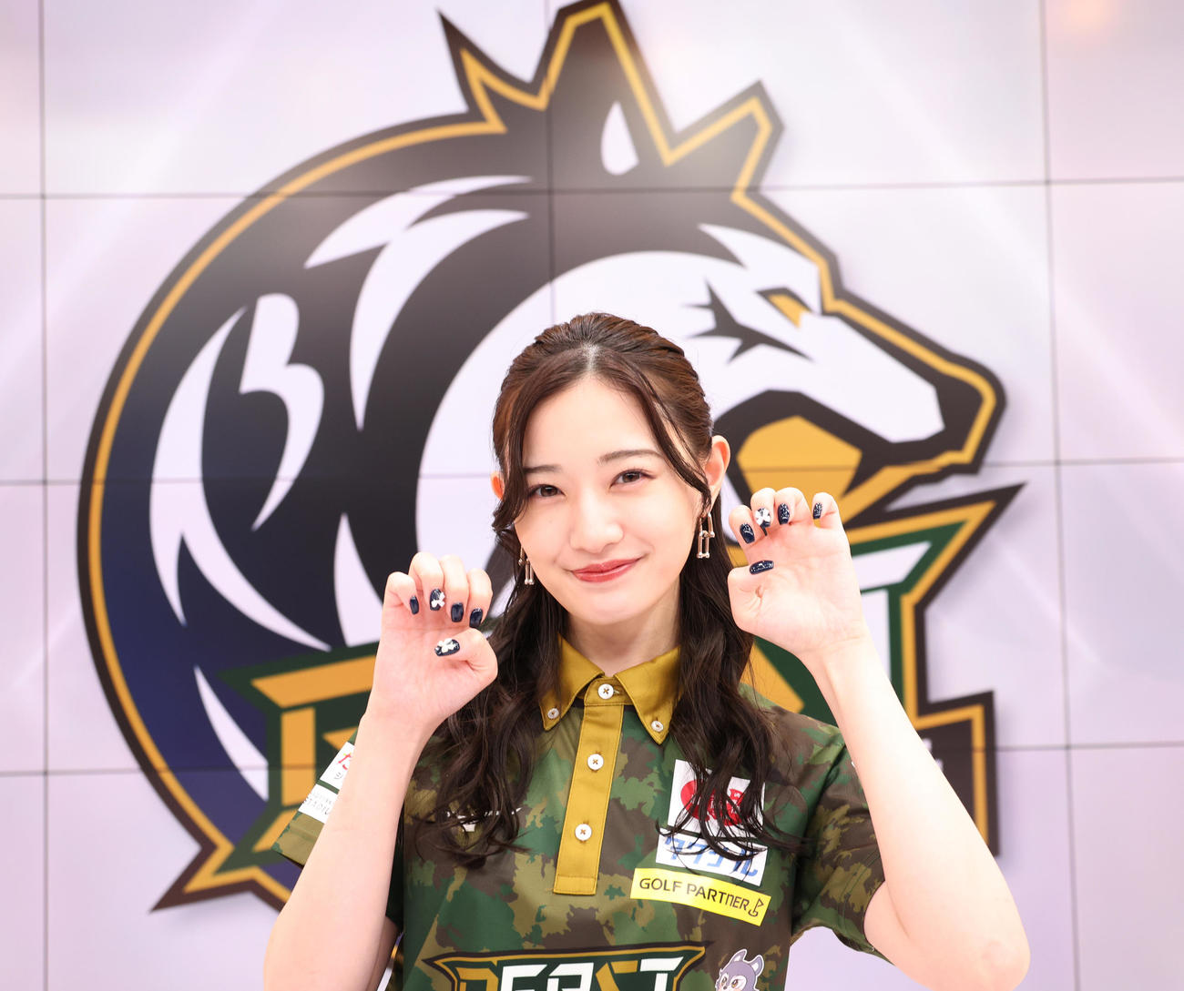 所属チーム「BEAST Japanext」のポーズを披露する中田花奈（撮影・中島郁夫）