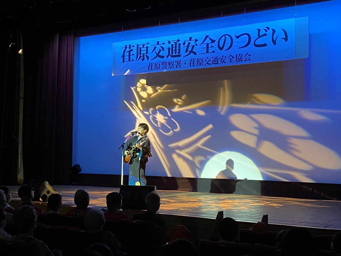 「荏原交通安全のつどい」にて交通安全歌謡ショーを開催した井上由美子