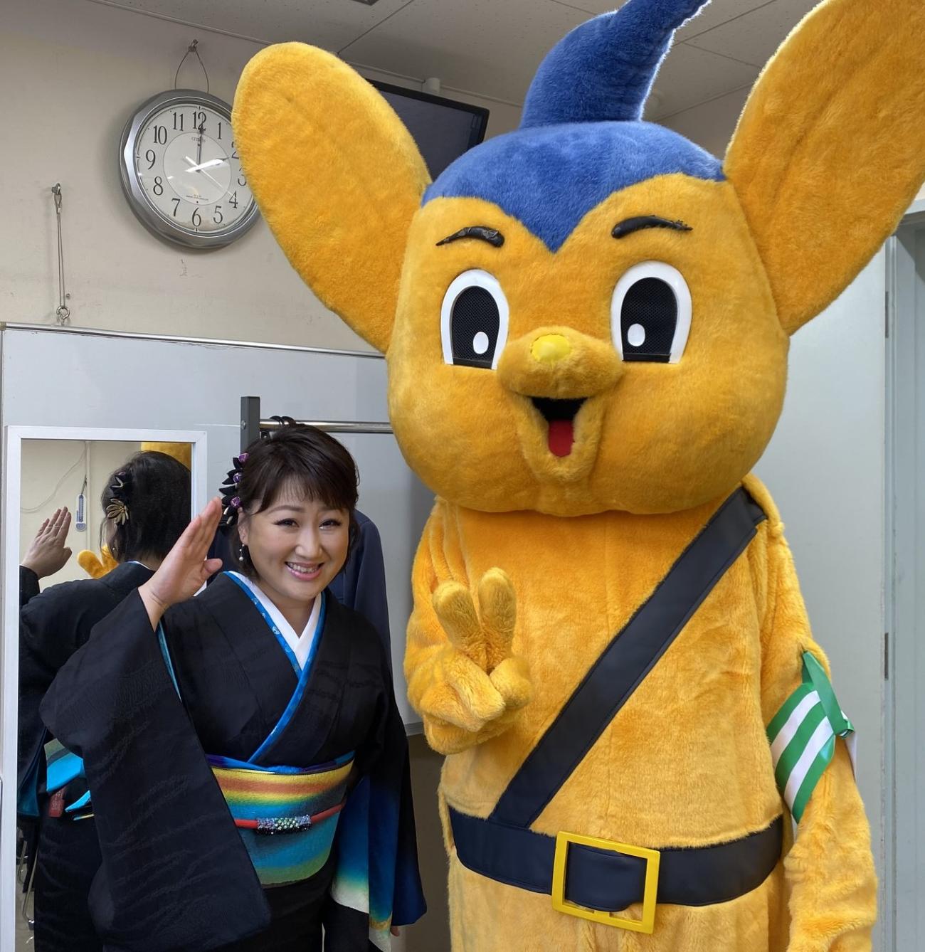 「荏原交通安全のつどい」にて交通安全歌謡ショーを開催した井上由美子とピーポくん