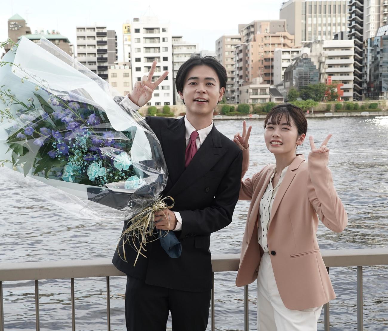 「転職の魔王様」のクランクアップを迎えた成田凌、小芝風花（C）カンテレ